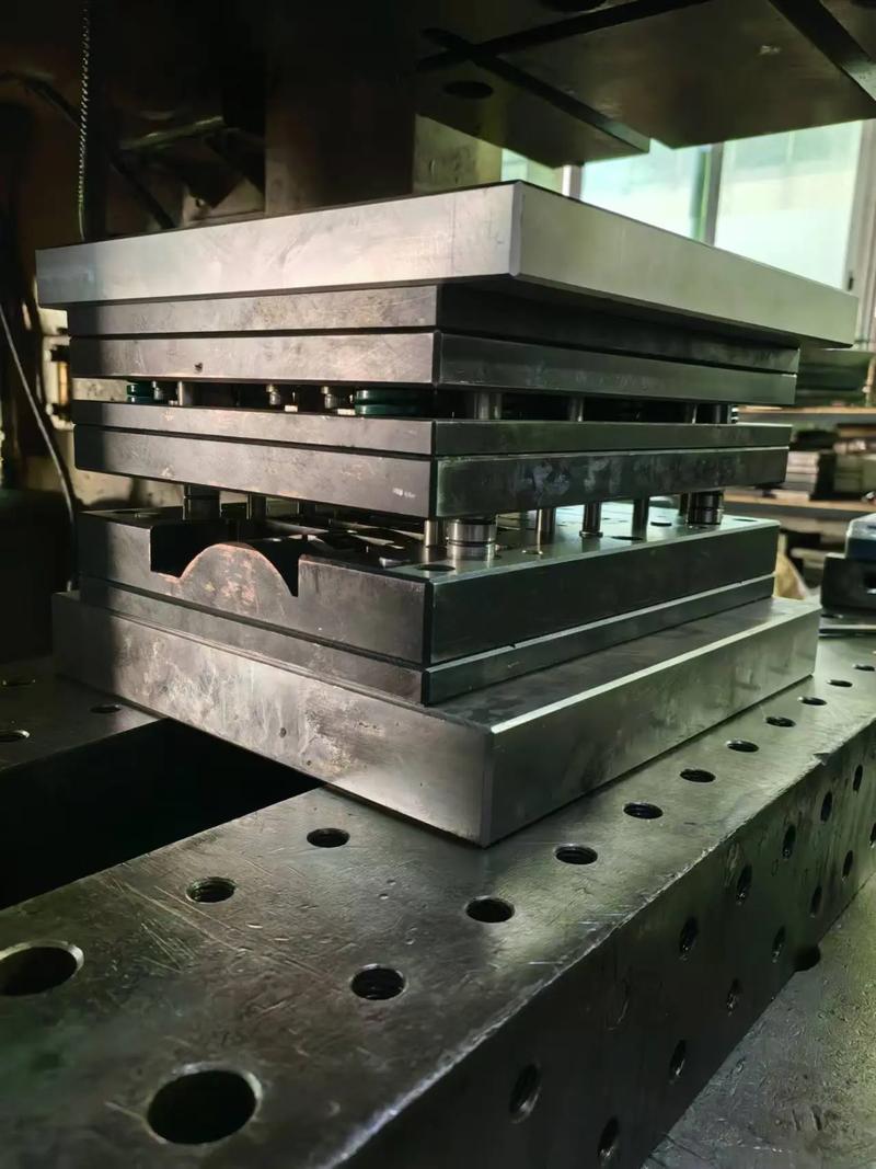 高精度模具定制 從五金、塑料到復合材料的材料選擇與一站式制造